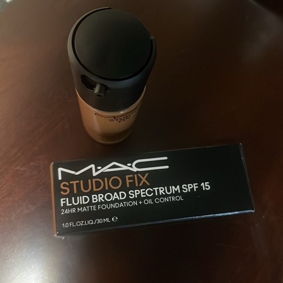 Studio Fix Fluid - Picture 3 of 3